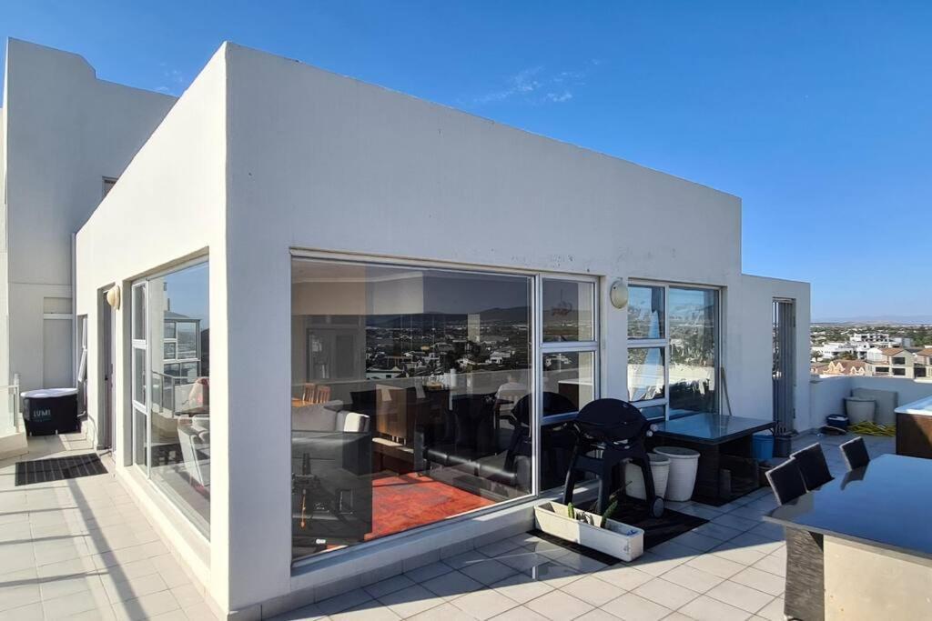 Apartment Jacuzzi With 270 Views Right On