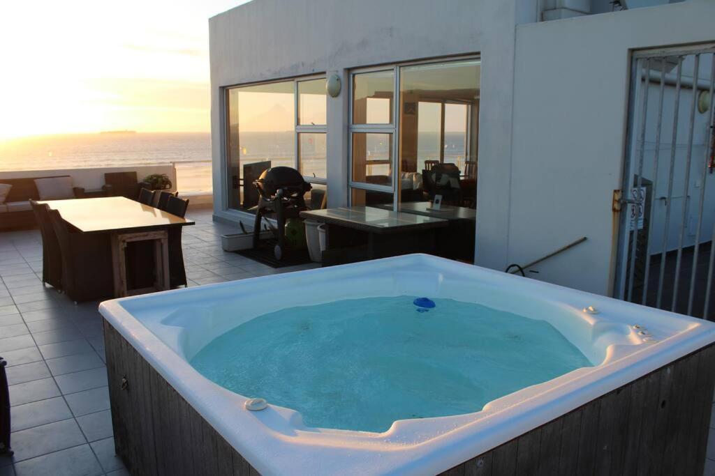 Apartment Jacuzzi With 270 Views Right On *