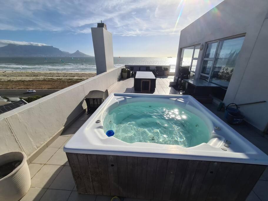Apartment Jacuzzi With 270 Views Right On *