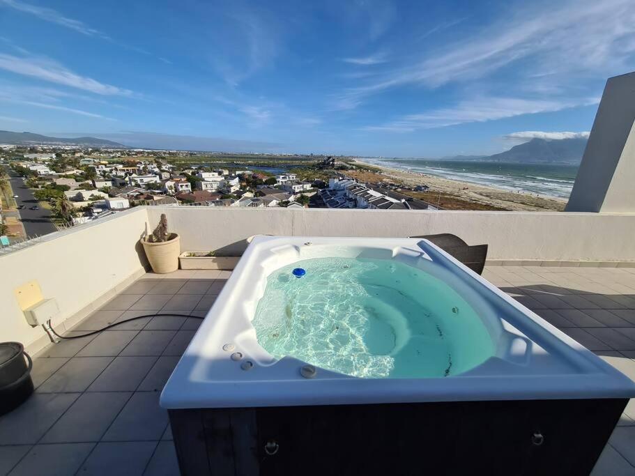 Apartment Jacuzzi With 270 Views Right On *